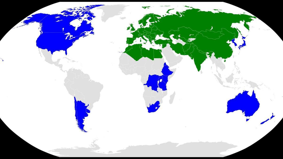 Distribución de &#039;Arabidopsis thaliana&#039;. En verde, donde es nativa; en azul, donde se ha naturalizado