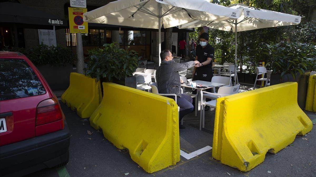 Tomar algo en una terraza en una esquina del eixample en  Restaurante 4 Makis de la calle Muntaner 199 ya es la nueva normalidad