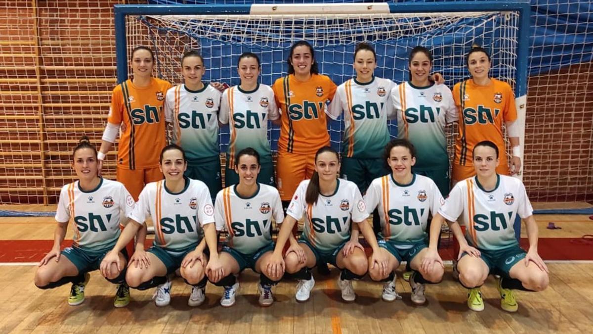 Las jugadoras del STV Roldán, ayer antes el partido. | L.O.