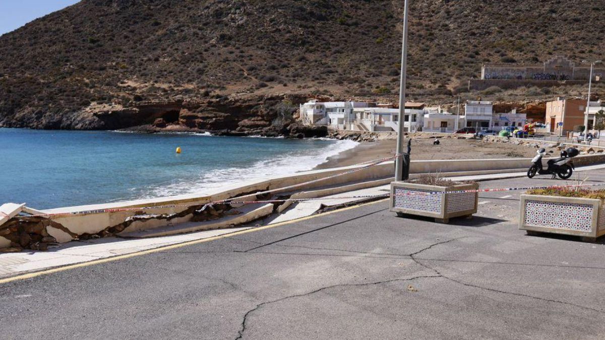 Estado del paseo marítimo de El Portús tras los efectos de un temporal pasado