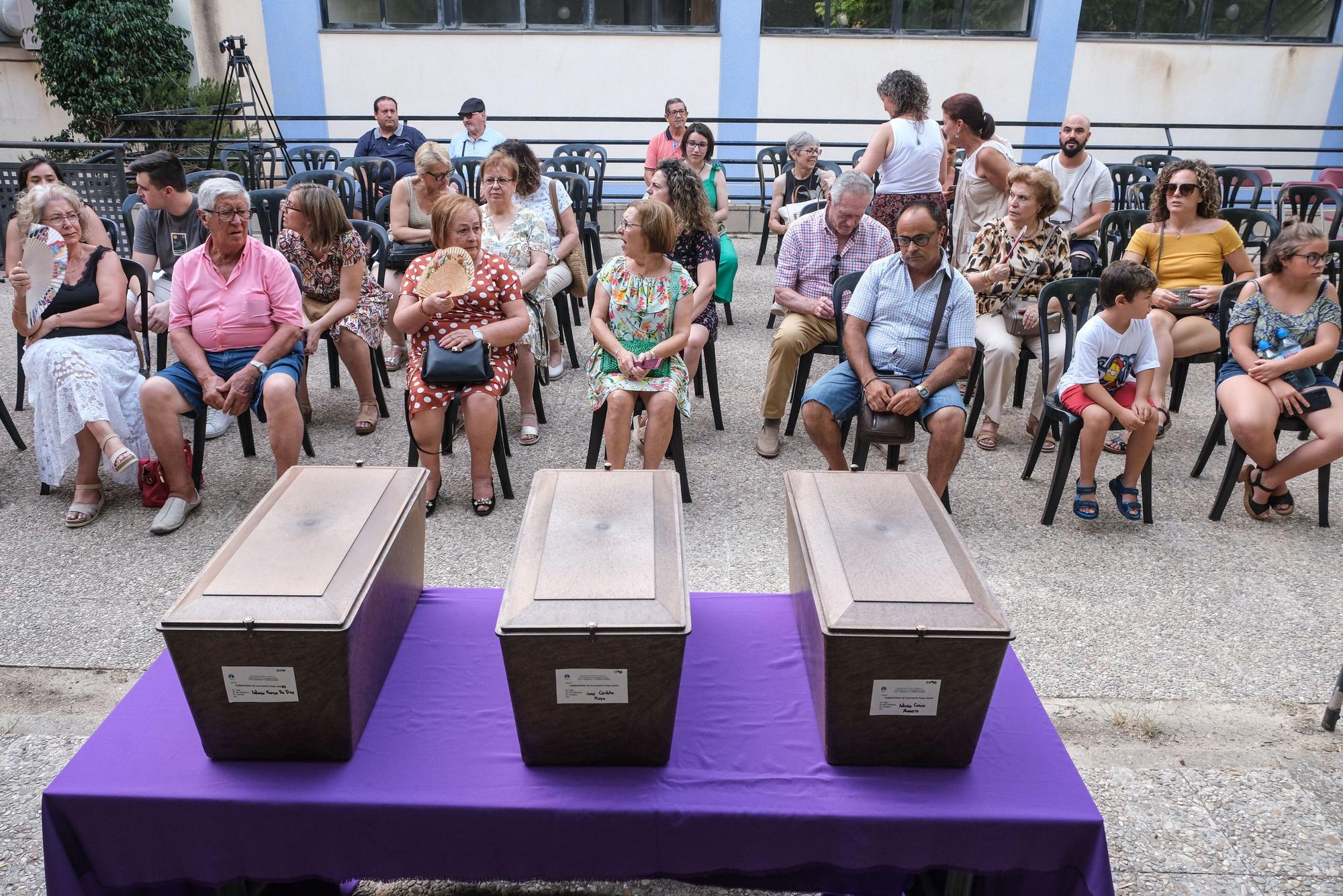 Así ha sido el emotivo acto de entrega de los restos exhumados de fusilados del franquismo a sus familiares en Aspe