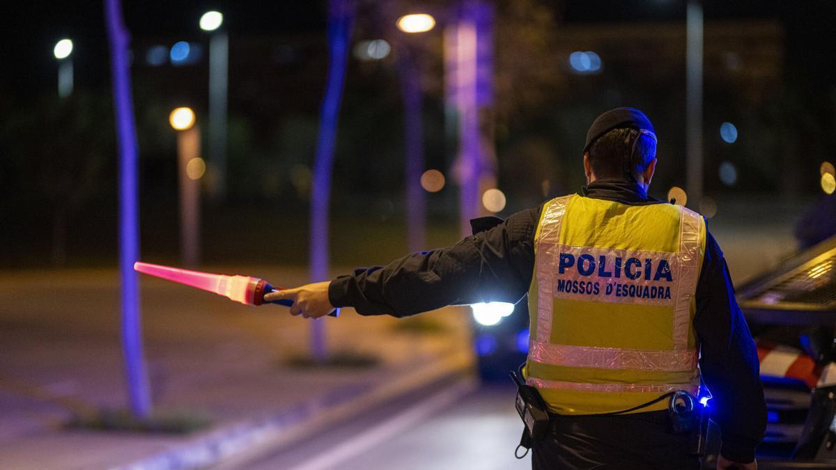 Un agente de Seguridad Ciudadana y del Área Regional de Recursos Operativos (Arro) de los Mossos d'Esquadra durante un control policial estático en el barrio de La Mina en la ciudad de Sant Adrià de Besòs, la noche del 11 al 12 de abril de 2024, en Sant Adrià de Besòs, Barcelona, Catalunya (España). Agentes de los Mossos d’Esquadra han realizado este control policial dentro del dispositivo 'Límit', cuyo objetivo es detectar armas y drogas en varios puntos de interés de la zona. El dispositivo también se aplica en el barrio colindante de La Pau, en Barcelona. Este dispositivo se inició a finales de 2021 y se ha elevado a fase de máxima alerta tras el tiroteo en el barrio de La Mina el 1 de abril de 2024, cuando un hombre disparó e hirió a una mujer. 12 ABRIL 2024;PATRULLAJE;POLICIA;CONTROL POLICIAL;SANT ADRIÀ DE BESÒS;BARCELONA;CATALUNYA; Lorena Sopêna / Europa Press 12/04/2024. Lorena Sopêna;category_code_new