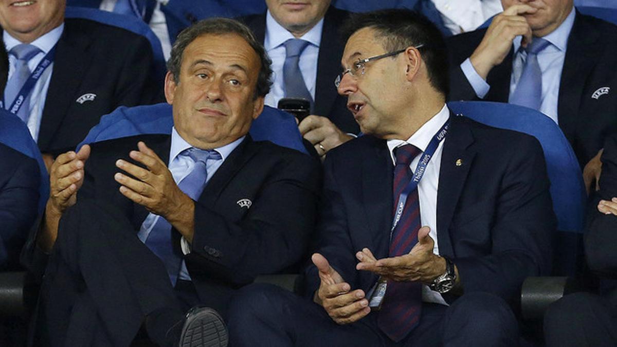 El presidente del Barcelona, Josep Maria Bartomeu, junto al presidente de la UEFA, Michel Platini, en el palco del estadio Dinamo Arena, en Tiflis (Georgia)