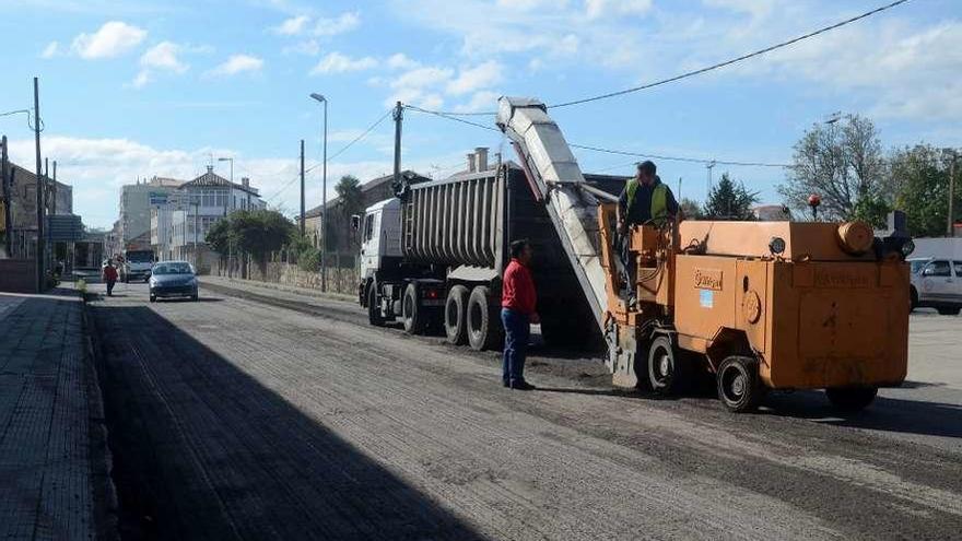 Los trabajos en la avenida de Vilagarcía (Cambados) se prolongarán hasta el lunes. // Noé Parga