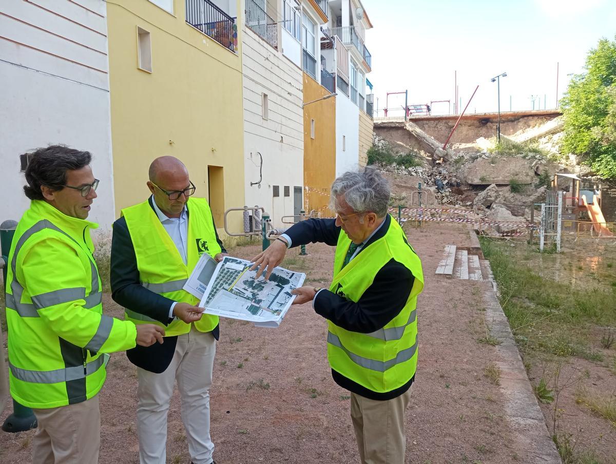 Salvador Fuentes ha visitado este viernes la zona afectada pr el derrumbe del muro en Rute.