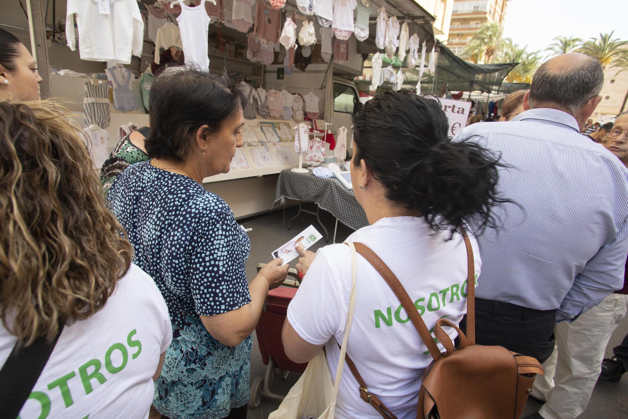 Los Partidos buscan el voto en el mercado de Alzira