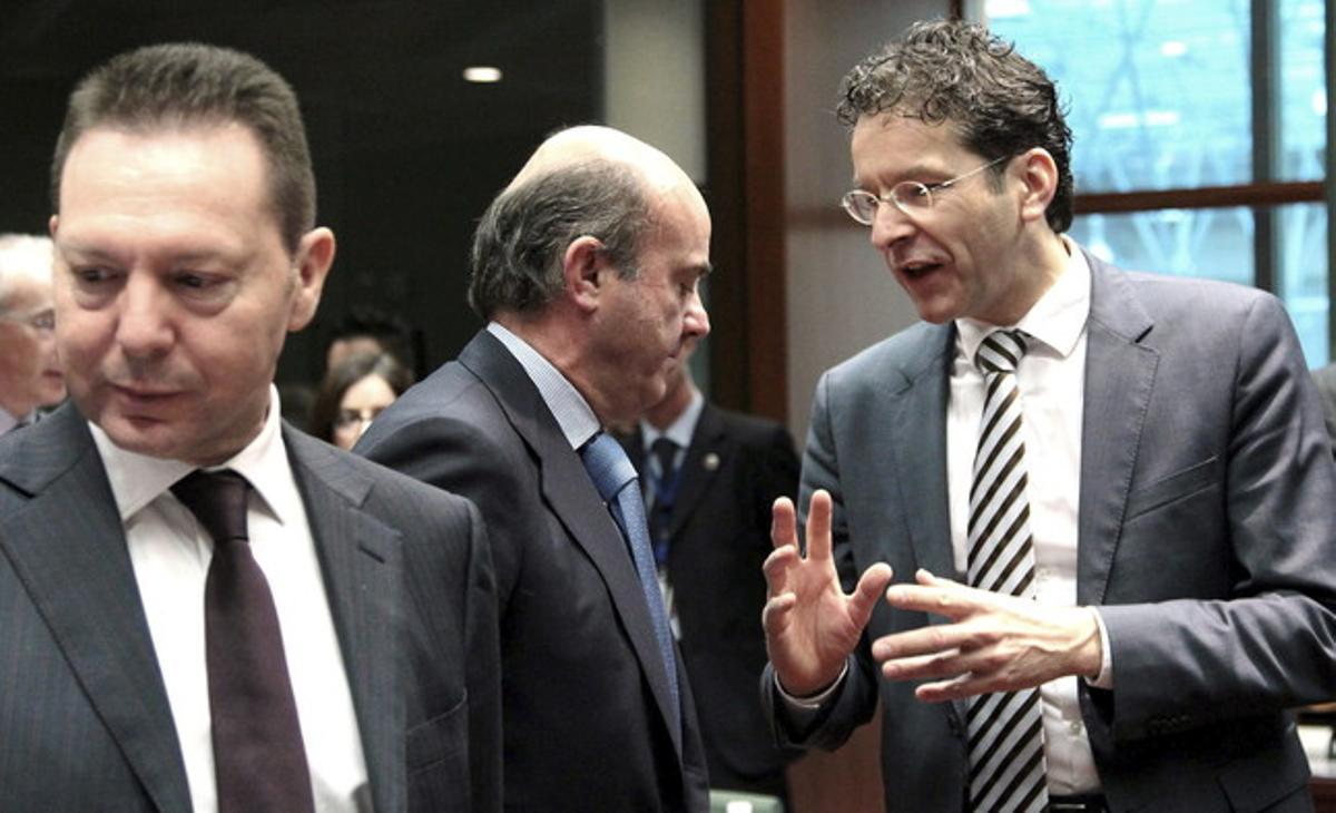 El ministro español de Economía, Luis de Guindos, escucha a su homólogo holandés y presidente del Eurogrupo, Jeroen Dijsselbloem, al inicio del Ecofin, este martes en Bruselas. El ministro español de Economía, Luis de Guindos, escucha a su homólogo holandés y presidente del Eurogrupo, Jeroen Dijsselbloem, al inicio del Ecofin, este martes en Bruselas.