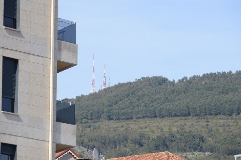 Las antenas del Monte Faro, visibles desde el patio en el que se celebró la reunión comunal.   | G.N.