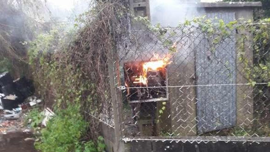 El incendio en el contado de electricidad de Liñares. // Faro