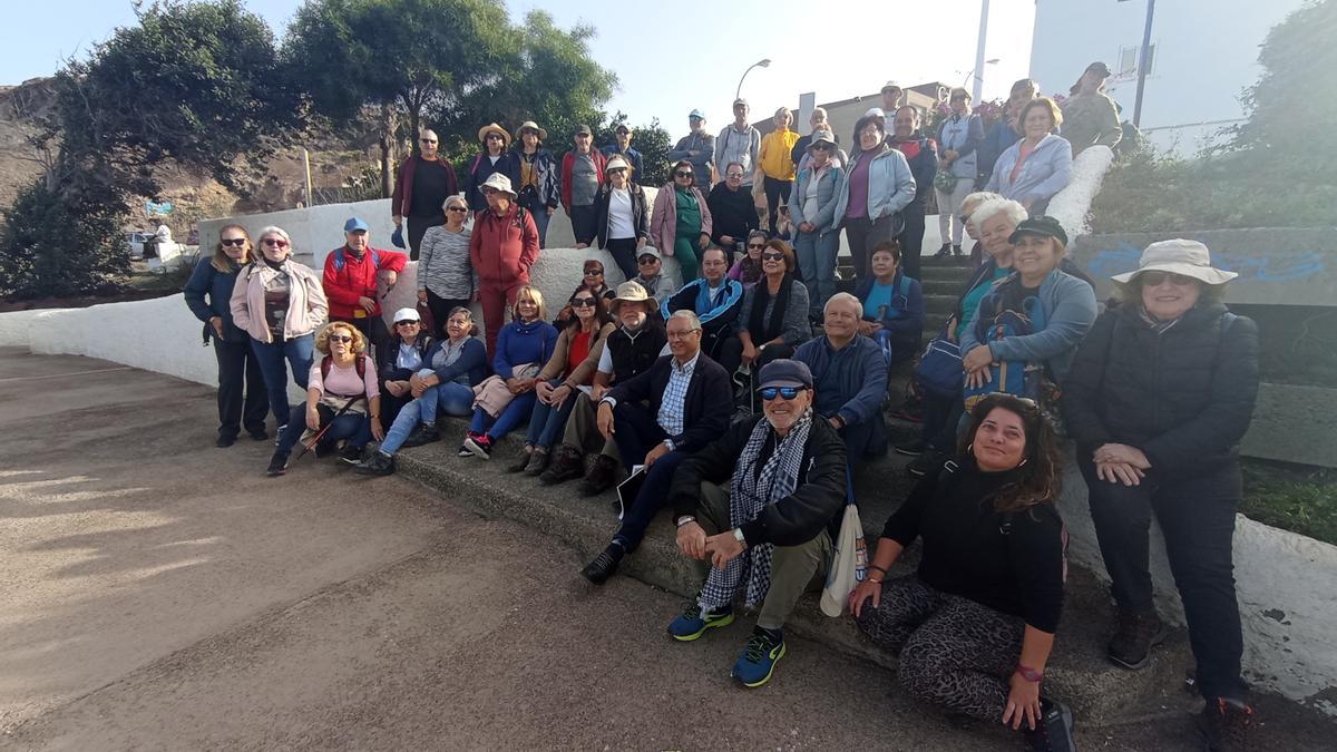 Medio centenar de personas realiza un recorrido por El Confital junto al concejal de Participación Ciudadana, Prisco Navarro.