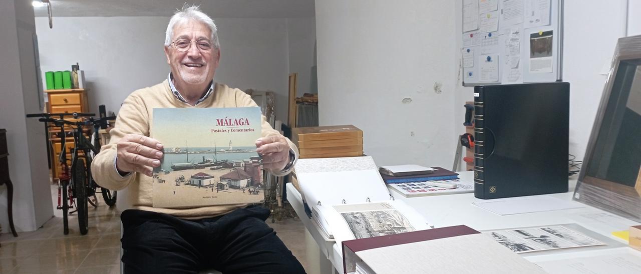 El coleccionista malagueño, en su estudio con su nueva obra.
