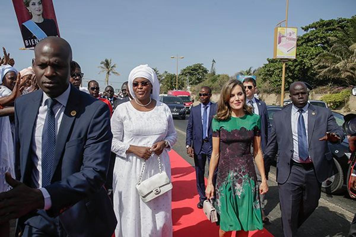 Letizia Ortiz en Senegal con carteles de bienvenida