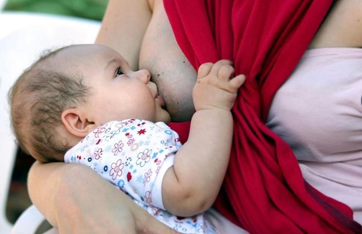 Una mujer amamanta a su bebé.