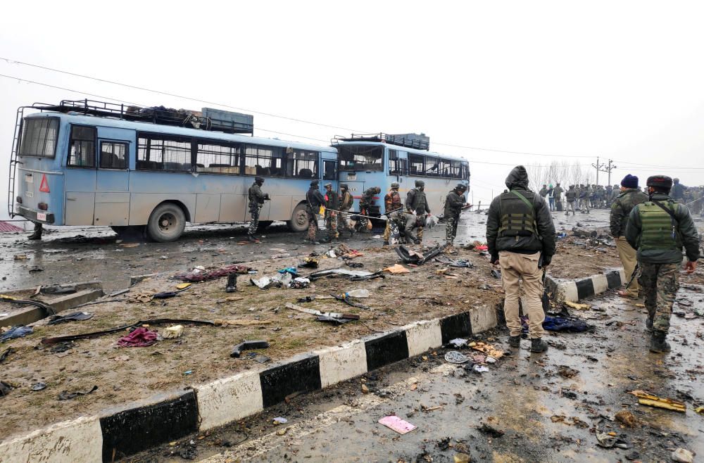 Un atentado en Kashmir (India) deja 41 muertos.