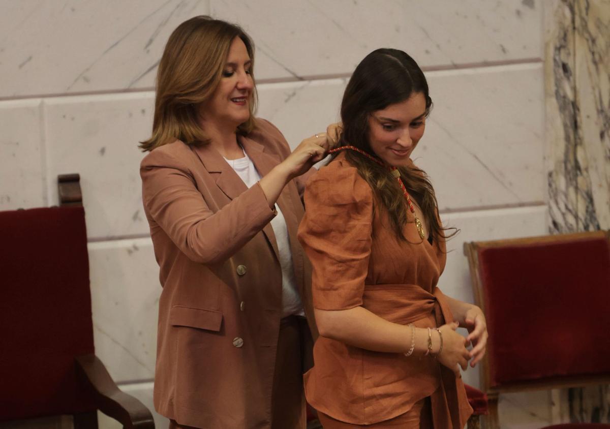 María José Catalá impone la medalla municipal a María Giner.