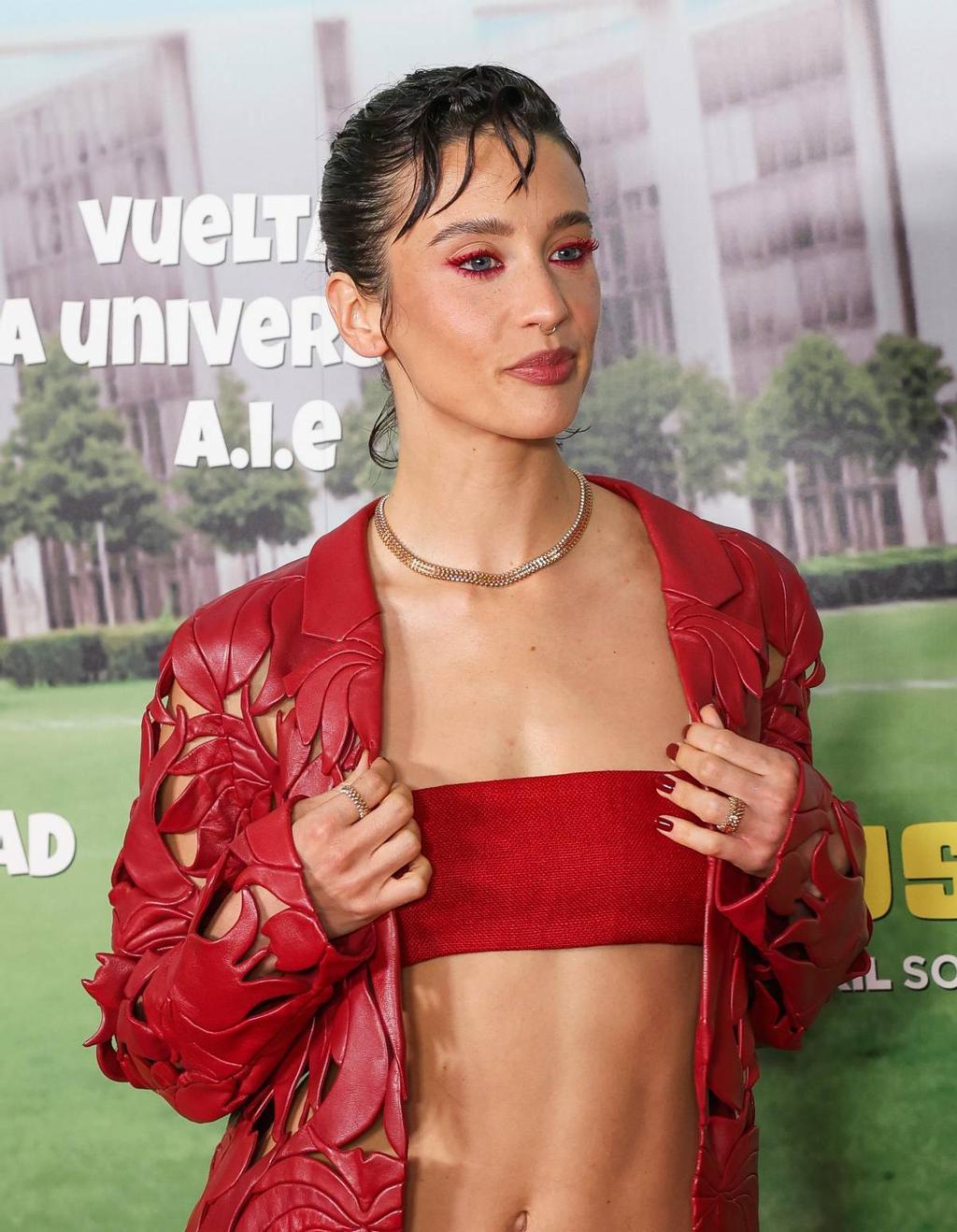 Todo al rojo en el look de María Pedraza