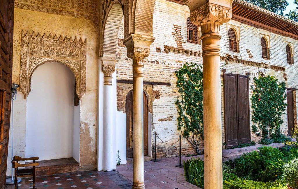 Peaceful garden in Alhambra