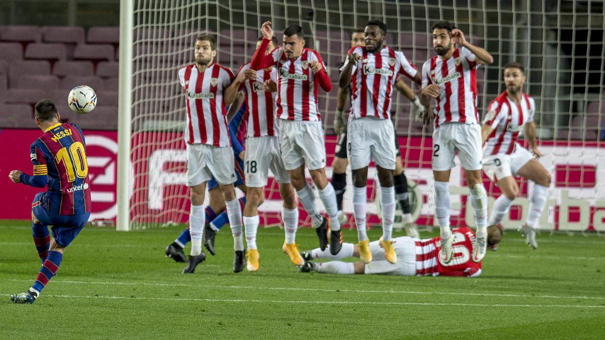 Messi ejecuta la falta que supuso el primer gol del Barça al Athletic.