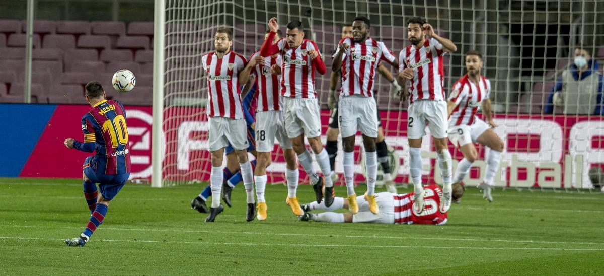 Messi ejecuta la falta que supuso el primer gol del Barça al Athletic.