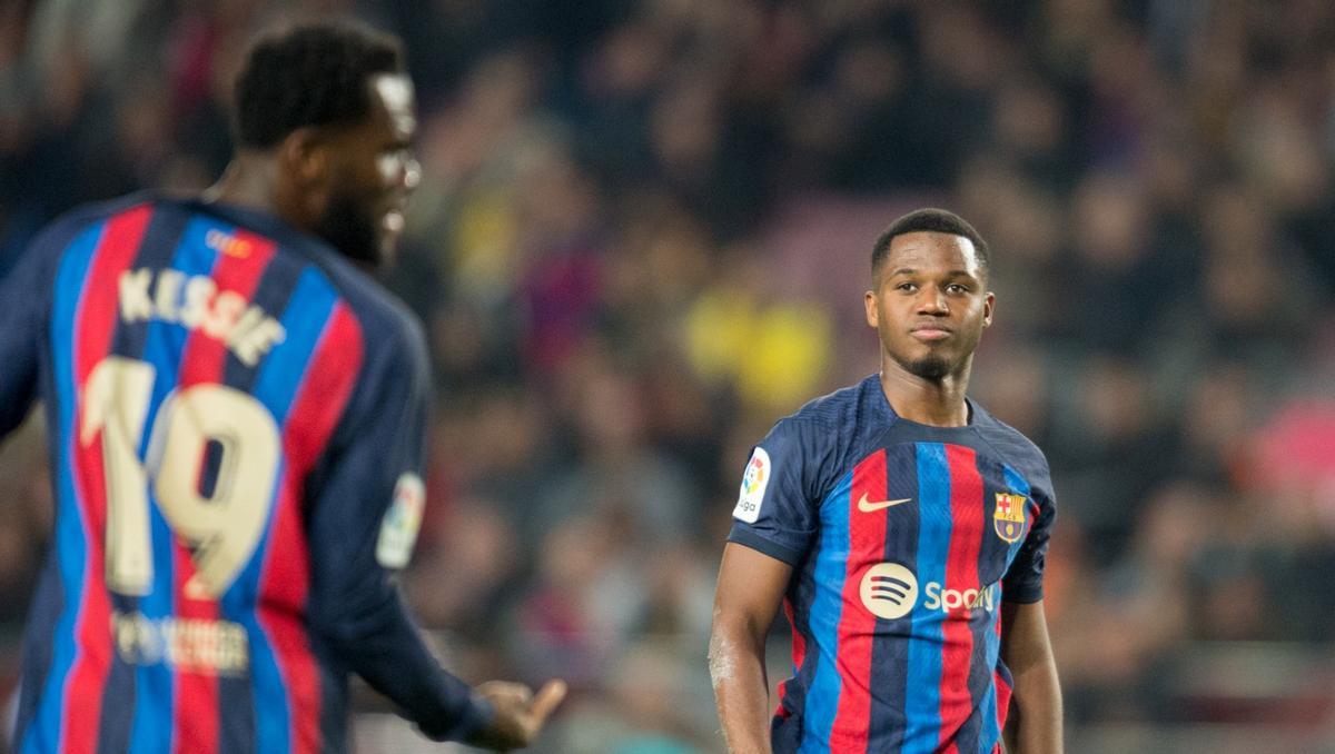 Kessié y Ansu Fati durante el Barça-Cádiz en el Camp Nou.