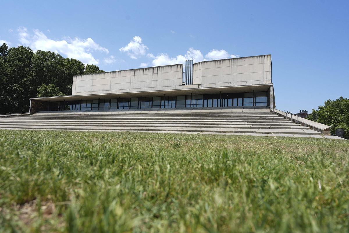 La façana principal, que dona al parc de les Ribes del Ter