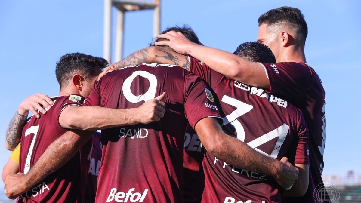 Los jugadores del Lanús celebran un gol.