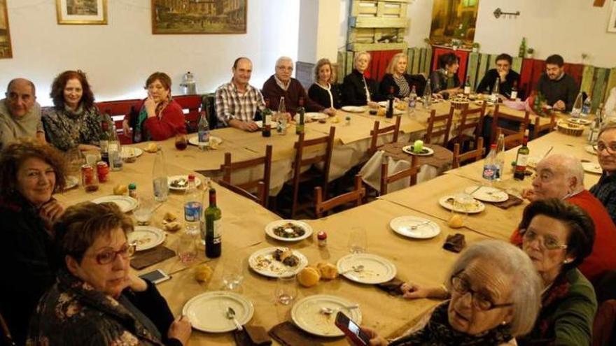 La asociación &quot;Trece Rosas&quot; celebra su comida anual en plenas Jornadas de la memoria histórica