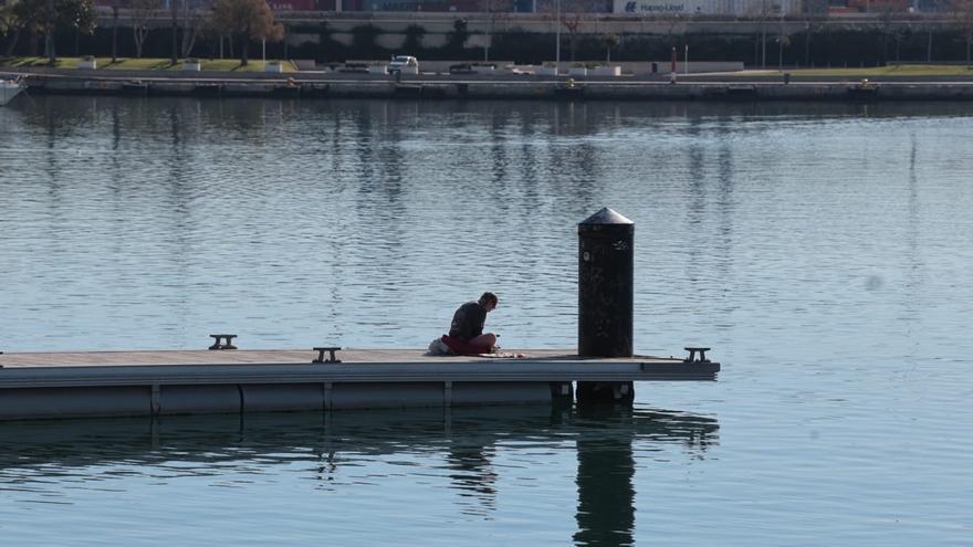 Domingo de invierno al sol en la Marina de València