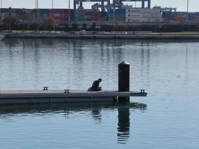 Domingo de invierno al sol en la Marina de València