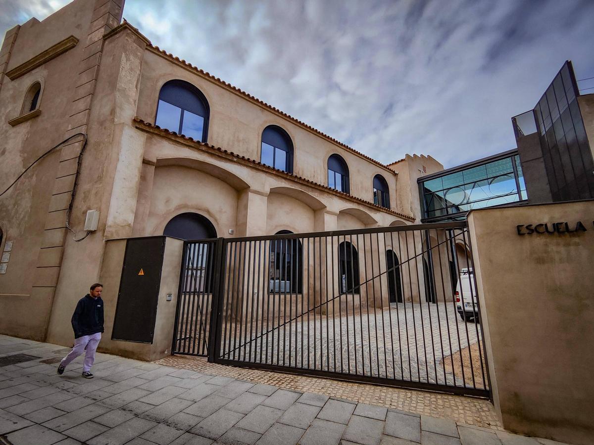 La fachada de la nueva sede de la Escuela de Artes y Oficios de Badajoz.