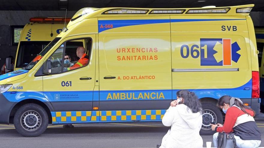 Una ambulancia en el acceso a Urgencias del Hospital Álvaro Cunqueiro. // Marta G. Brea