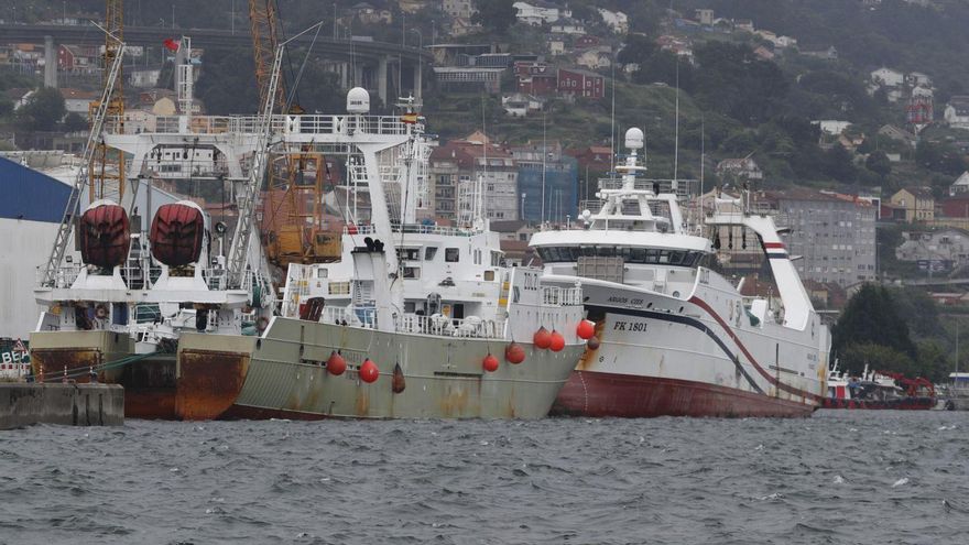 Dos de los buques que faenan en aguas de Malvinas, el pasado mayo en Vigo. | RICARDO GROBAS