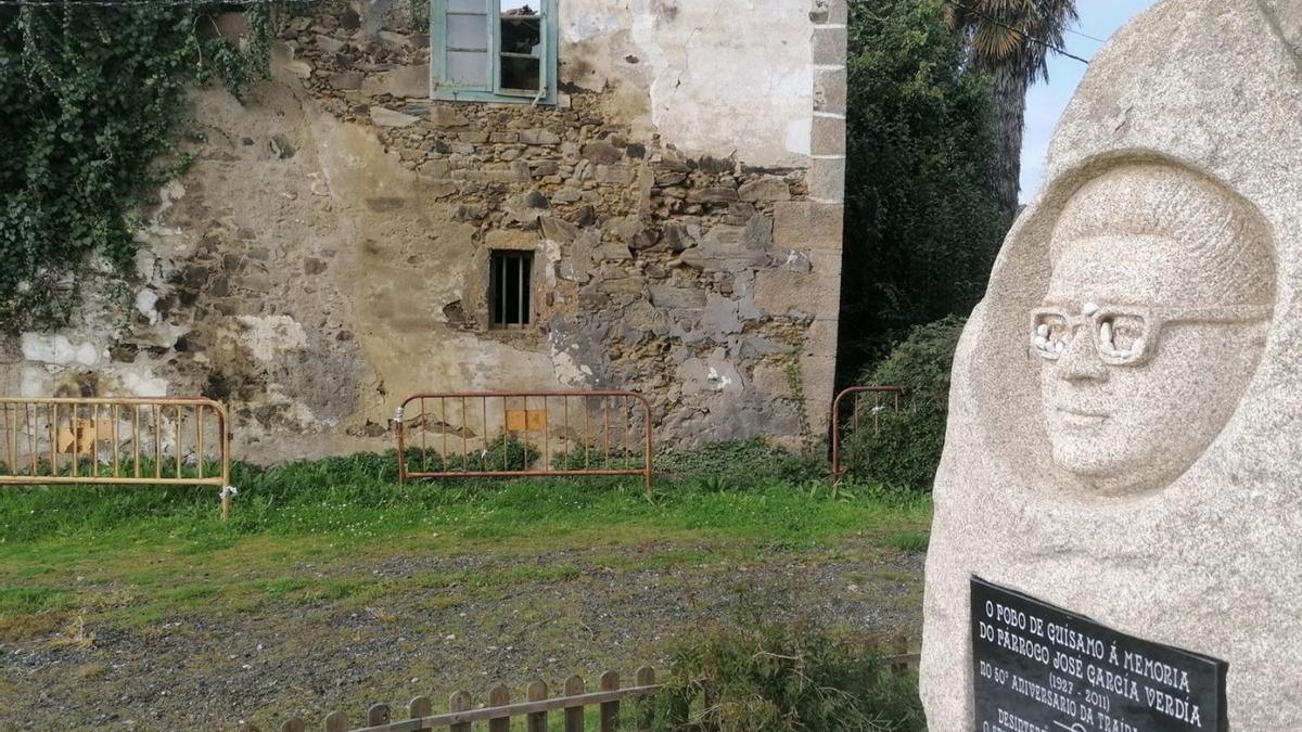 La rectoral de Guísamo con el homenaje al párroco José García.