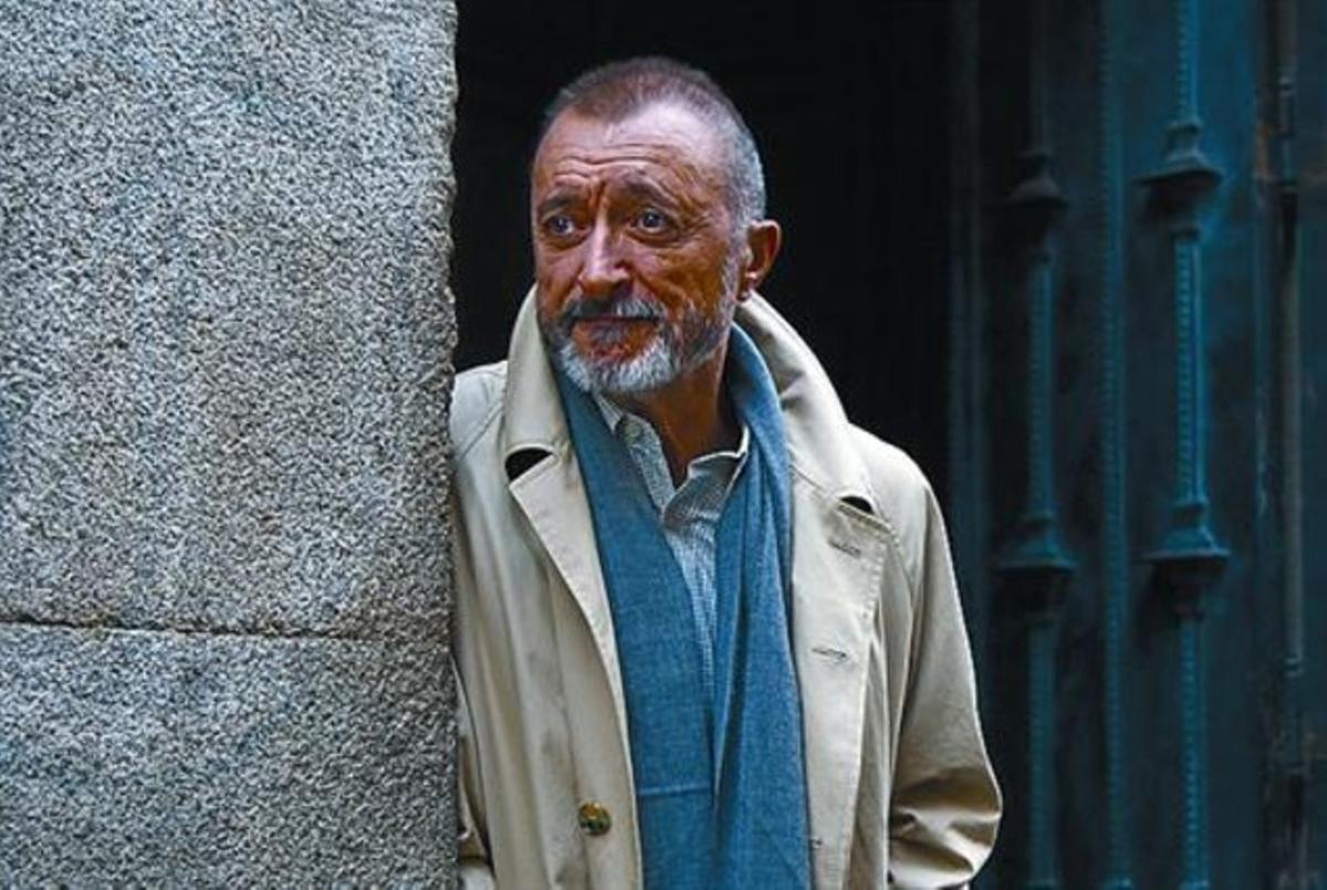 ARTURO PÉREZ-REVERTE L’autor s’embarca en una història d’amor. ARTURO PÉREZ-REVERTE L’autor s’embarca en una història d’amor.
