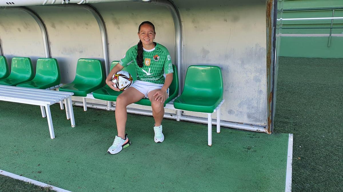 Angie, en un banquillo del estadio Príncipe Felipe.