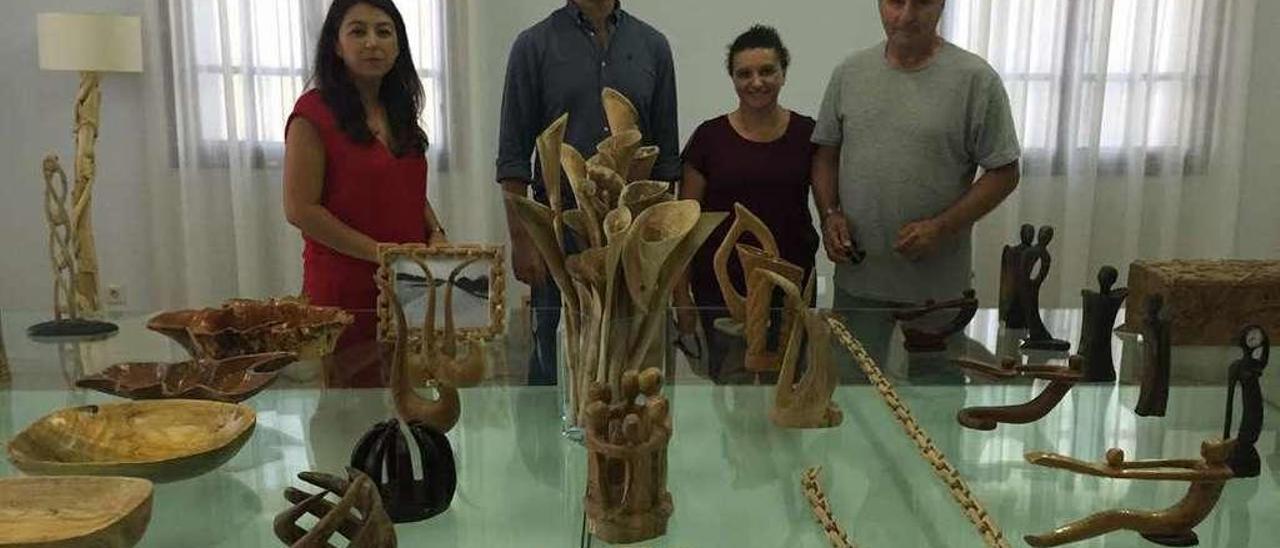 La concejala de Cultura y el alcalde, en la inauguración de la exposición. // FdV