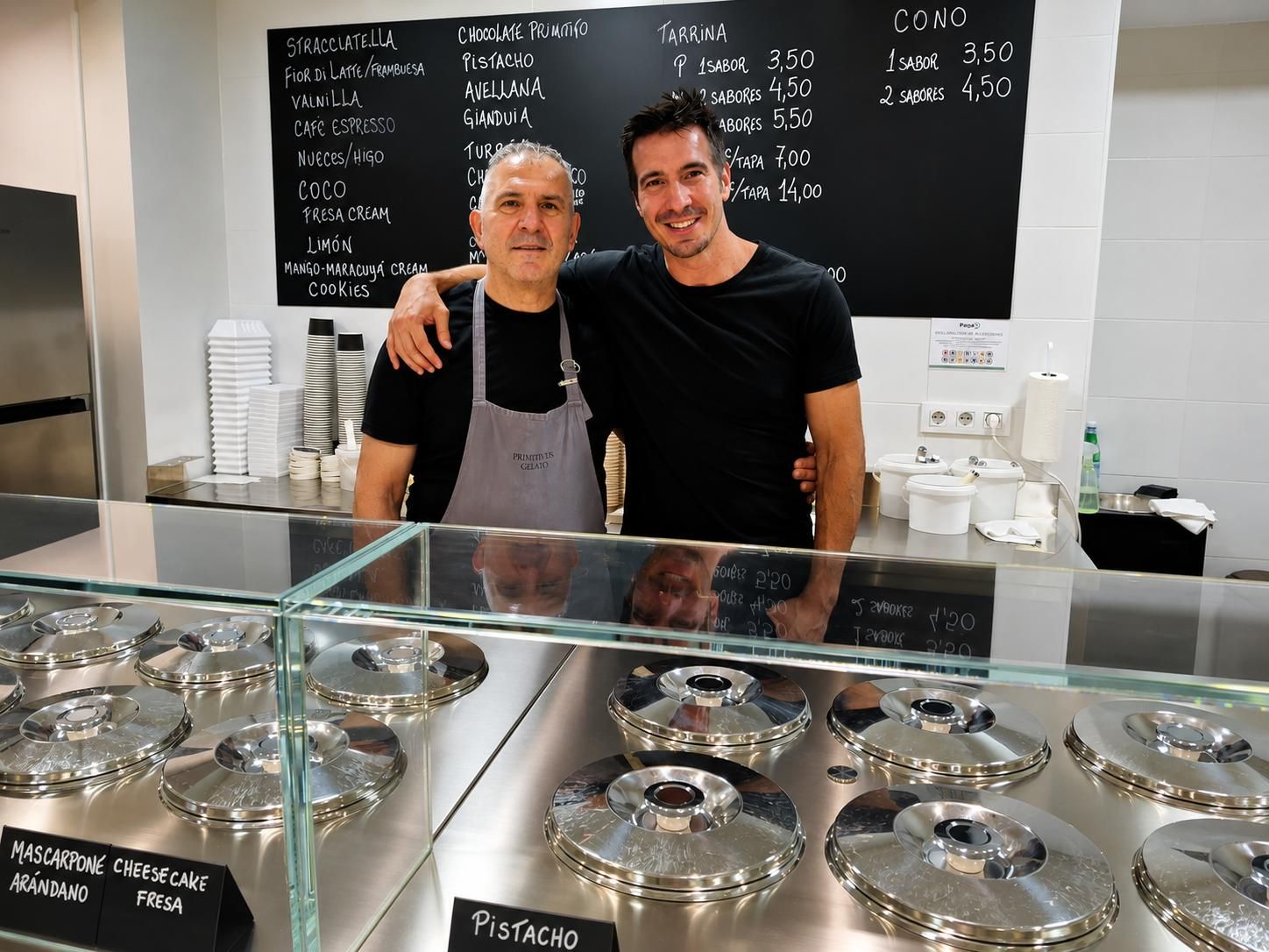 Antonio y Claudio Marrone posan en Primitivus Gelato tras recibir el Solete de la Guía Repsol.