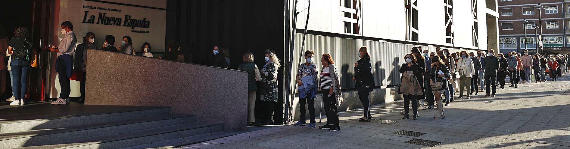 Colas a las puertas del periódico para asistir a la conferencia. | Luisma Murias