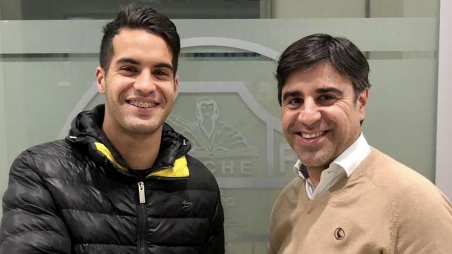 Ismael Benktib, junto al director deportivo del Elche, Nico Rodríguez, tras firmar su contrato