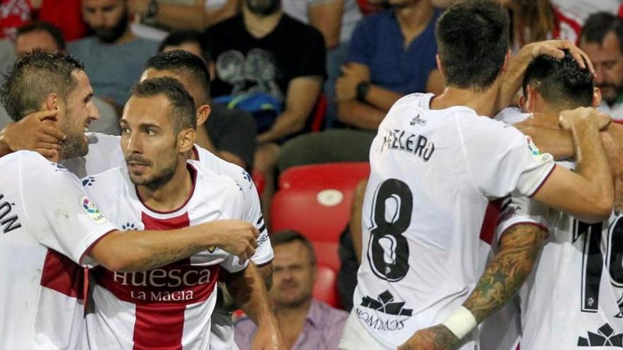 Los jugadores del Huesca celebran su segundo gol.