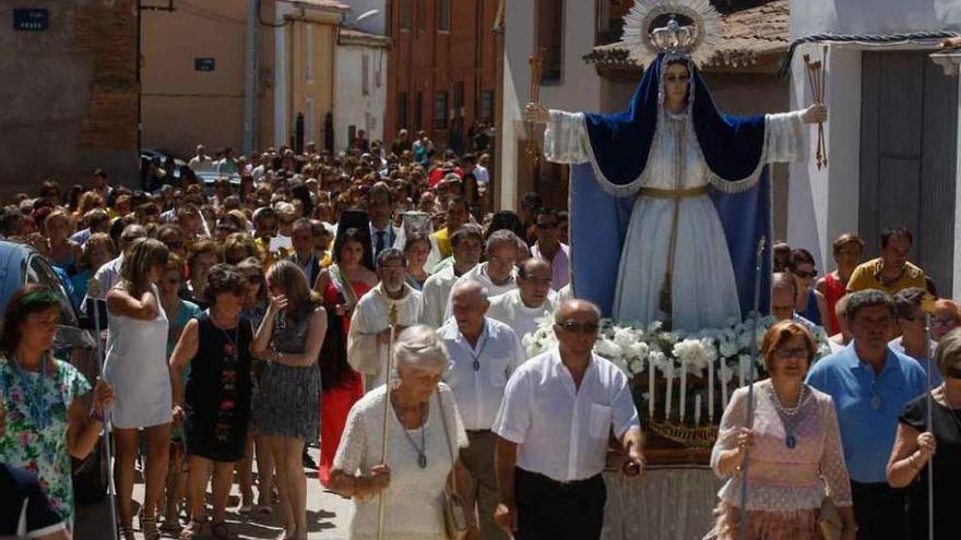 La Bóveda de Toro vive su día grande de las fiestas y procesiona junto a la Virgen de las Nieves