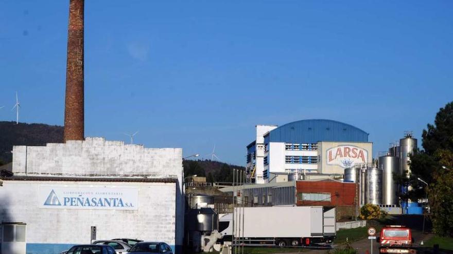 La fábrica de productos lácteos que la empresa Larsa tiene en el municipio de Vilagarcía de Arousa, en la finca de Os Martices. // Iñaki Abella