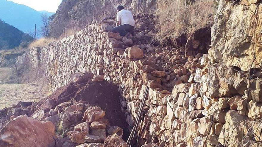 Treballs de recuperació de les parets de pedra seca de les Deveses, per als quals cal trobar diners