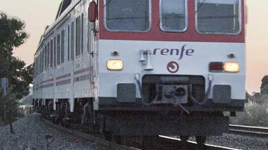 Un avión y un tren de cercanías en San Gabriel.