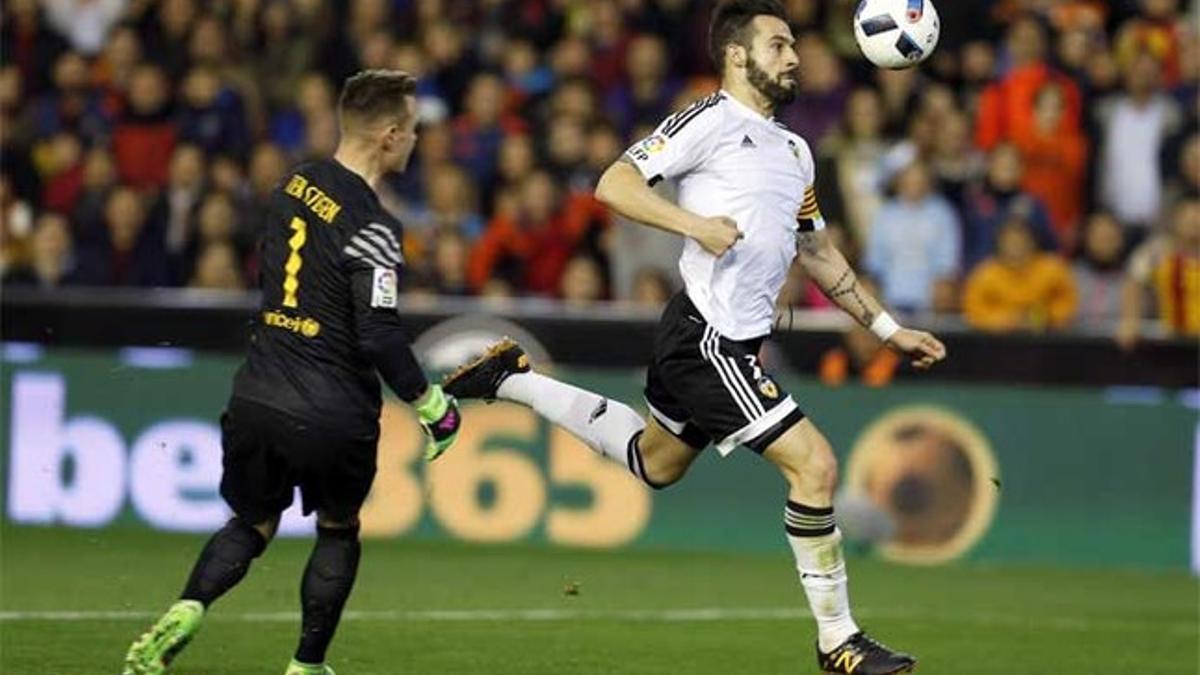 Ter Stegen, superado por Negredo en el gol del Valencia contra el Barça en la semifinal de la Copa del Rey 2015/16