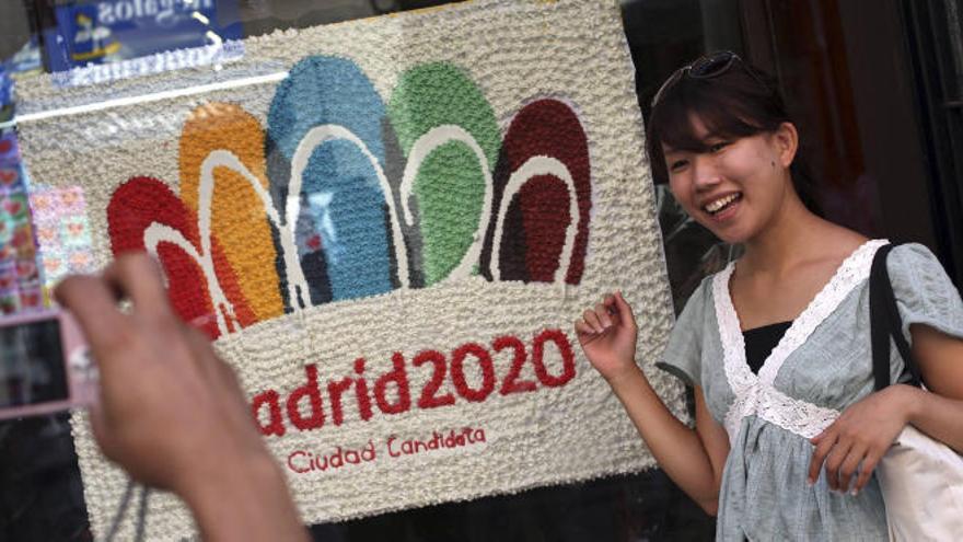 Una aficionada señala el logo de la candidatura Madrid 2020