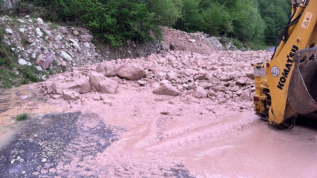 En imágenes: Así trabaja Tineo para limpiar la fana de Genestaza y dar servicio a los pueblos