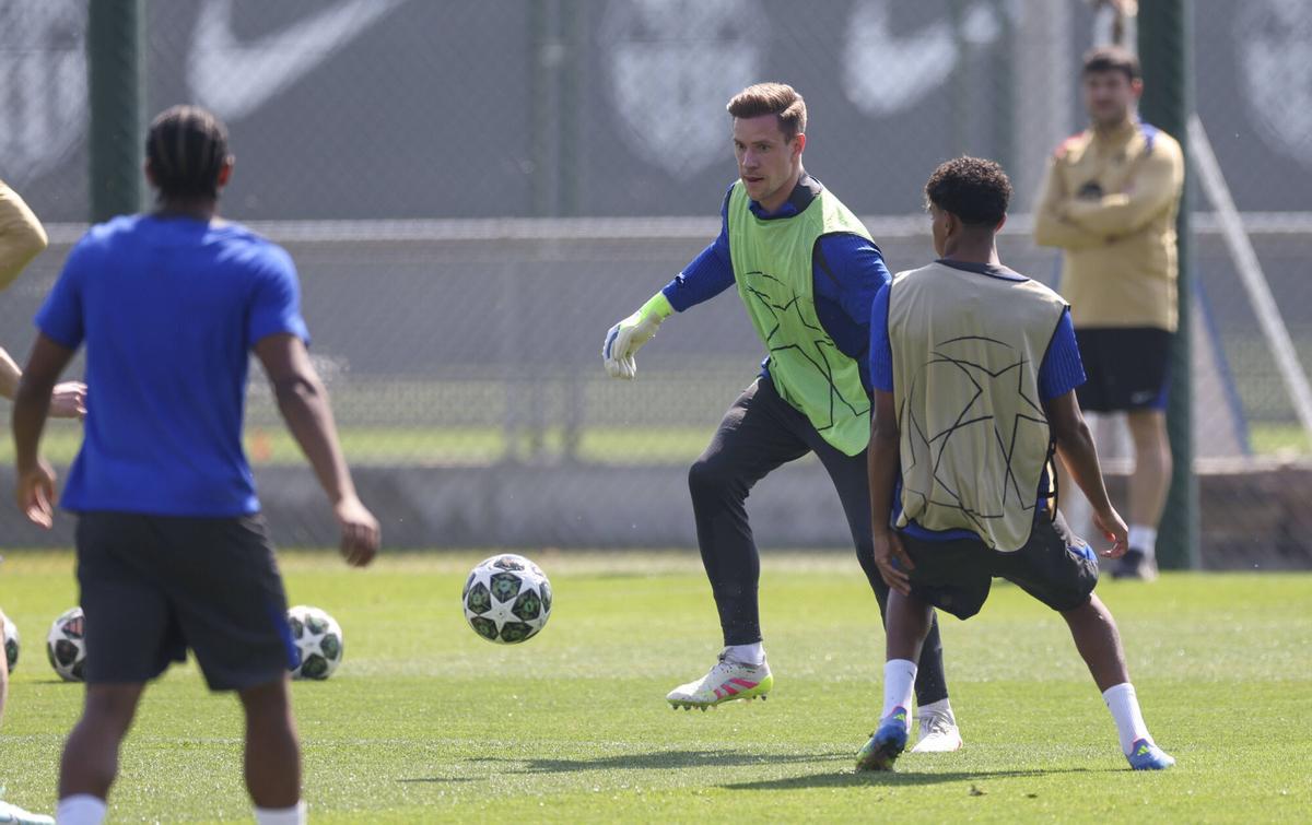 Ter Stegen participa en un rondo en el entrenamiento de este martes.