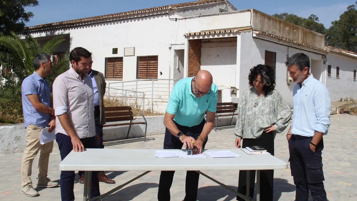 El alcalde de Cártama, Jorge Gallardo, firma el acta de inicio de las obras de la nueva unidad de estancia diurna de Nueva Aljaima.