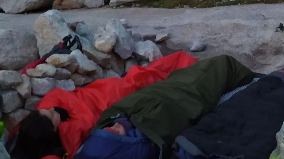 Un grupo de montañeros se cobijan en sus sacos de dormir. | PIRINATURE
